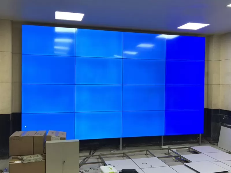 4x4 video wall installing